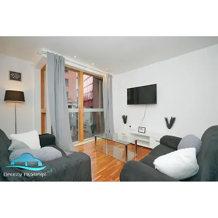 Spacious City Centre Apartment-3