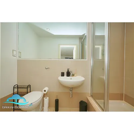 Spacious City Centre Apartment-2